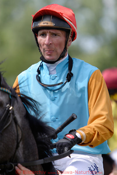 Torsten Mundry Jockey Portrait im Sattel