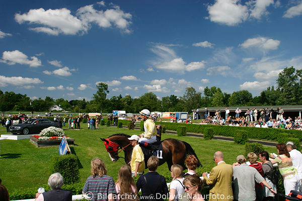 Galopp-Rennbahn Hamburg Foto: Jockey Presntation Pascal J. Werning Pferd Two Hearts