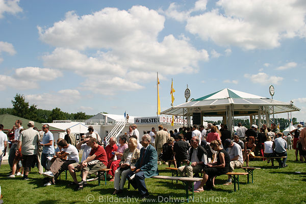 Galopprennen Zuschauer Bnke Hamburger Turfarena Pferdewetten Wiese Besucher