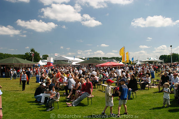 Stadionwiese Turfarena Foto wettbegeisterte Zuschauer der Pferdewetten in Hamburg