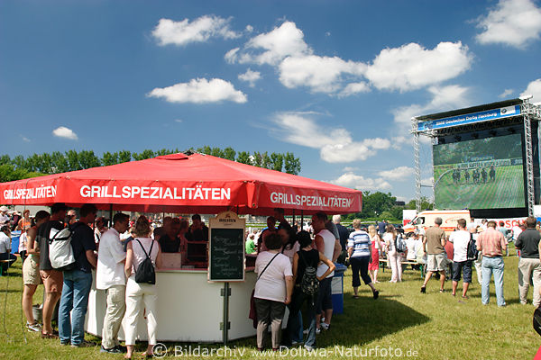 Grillspezialitten vor Leinwandbild Galopp Rennbahn BMW Derby 2005 Pferdewetten