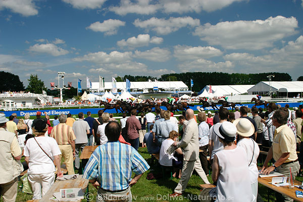 Galoppade Zuschauer bei Zielgerade