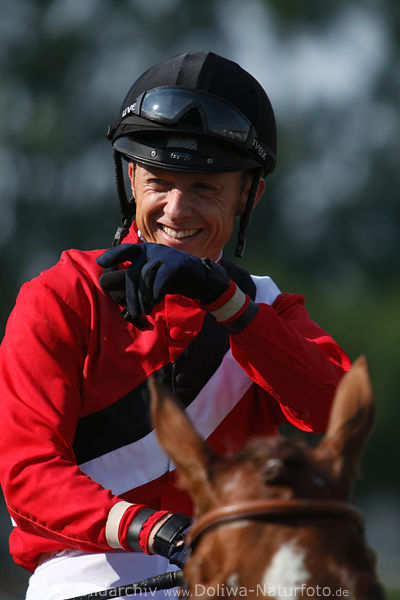 Glcklicher Sieger Andre Best nach Eilles-Cup Galopprennen