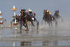 Watt-Traber Pferderennen Wettlauf in Spritzwasser Schlick am Meeresboden