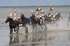 Pferde-Wattrennen Traber-Gespanne in Wasserpfützen bei Ebbe im Meer
