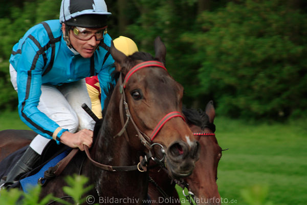 Adrie de Vries ganz nah auf Grand Harbour (GB) im Galopprennen