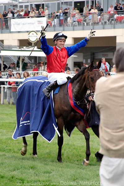 Jubelder Andreas Suborics auf Amarette vor Publikum Siegerfoto