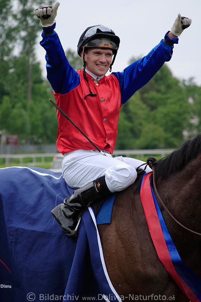 Championjockey Andreas Suborics Siegespose im Sattel