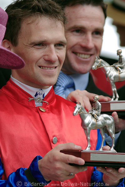Championjockey Andreas Suborics mit Sieger-Trophe Preis der Diana
