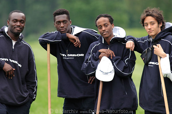 Klopfer-Jungs von Rennbahn-Rasenpflege in Portrait beseitigen Hufen-Schden