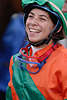 Jockey Frau Caroline Lippert Galoppportrt im Sattel