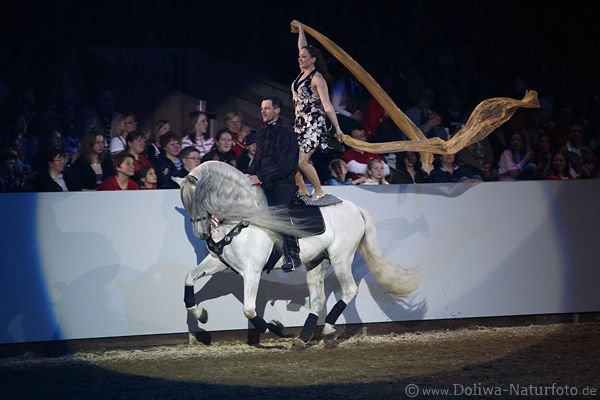 Stuntman Pferdeshow stehend im Galopp akrobatische Pferdreiter