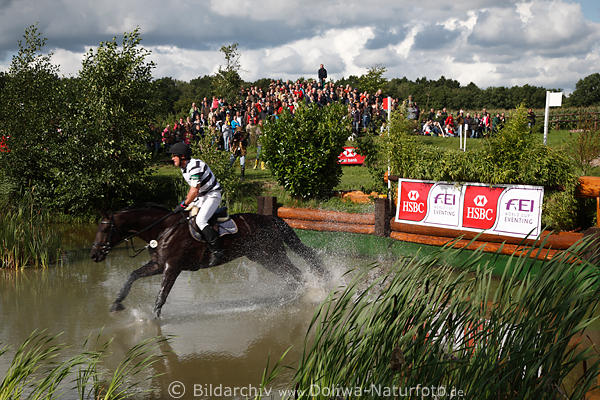 Gelndereiten durch Wasserteich Schilf vor Publikum in Schenefeld DM