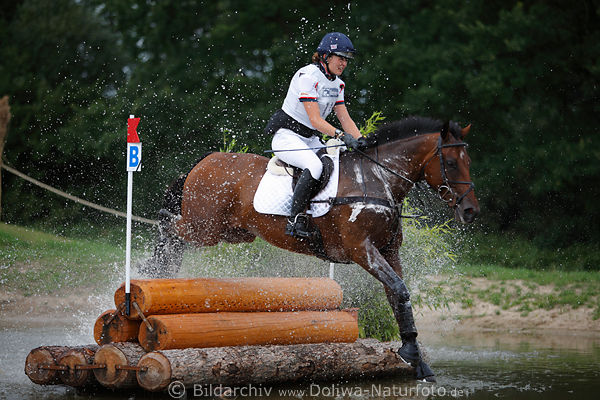 Camilla Dumas Wasser-Hindernis-Sprung auf Action Packed Pferd in Spritzer