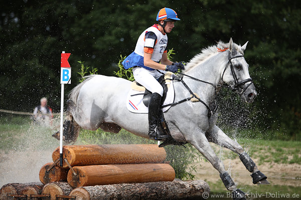 Hindernissprung Gelnderitt Peter van Kemenade Niederlande James Bond Weisspferd