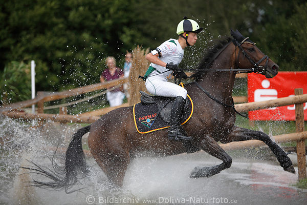 Michalski Patrick in Wassergraben Gelnderitt auf Ostromir Schwarzpferd