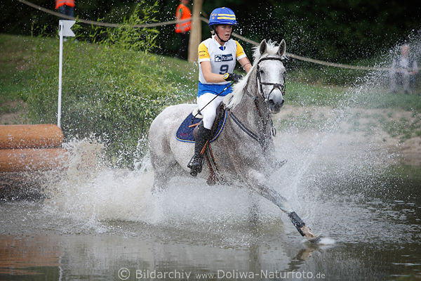 Weies Pferd Wasserritt Bewegung Spritzer Dynamik Gelndereiten von Nathalie Blomquist