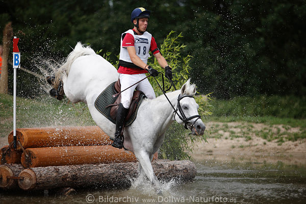 Victor Mazurov Ostryak Weiross Reitsprung ins Wasser Spritzer