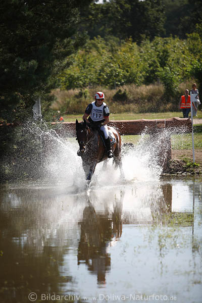 Henning Wrz Reiter Landino 83 Pferd in Wasser-Gelnderitt