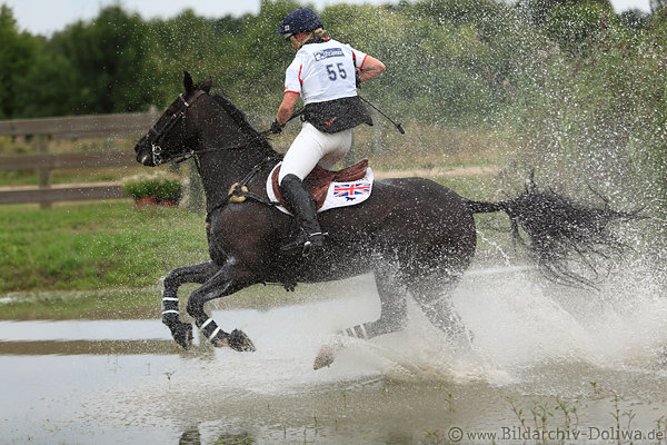Pferd spritziges Wasserritt mit Dani Evans Great-Britain Reiterin