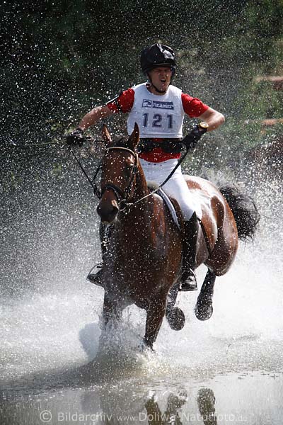Gelndereiten spritziger Wasserritt 