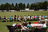 805192_ Event auf Poloarena Foto, Poloturnier Besucher an Tischen, Zuschauer am Spielrand von Polospiel