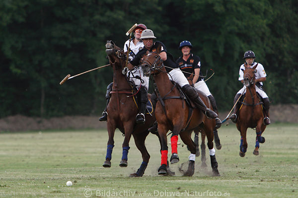Sven Schneider Poloduell mit Gegenspieler von Knig & Cie Poloteam Aktionfoto