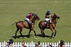 805236_ Polo dynamische Aktionszene: Polospieler auf Pferden dicht an Zuschauer am Zaun vorbei in Foto