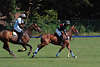 000301_Pedro Llorente Polospieler Sportbild im Pferdesattel reitend mit Polostick am Poloball