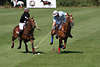 000312_Poloduell zwei Polospieler reitend auf Polopferden Polofotografie im Sattel mit Polostick am Ball