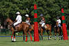000342_Polospieler zwischen roten Torpfosten Polofotografie im Pferdesattel Poloderby sonnige Momente