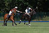 000352_Thomas Winter + Augustin Maiquez Polokampf um Ball Foto reitend im Sattel Polopferde