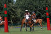 000359_Thomas Winter Poloportrt zwischen roten Torpfosten Polofotografie im Pferdesattel