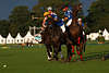 809502_ Leidenschaft im Polospiel, Simone Chiarella will zum Ball, Manuel Toccalino rechts bremst sein Pferd