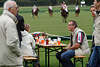 809594_ Vergnügen beim Poloevent in Foto: Polozuschauer bei Unterhaltung am Tisch mit Poloplatzsicht