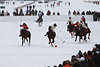 902666_ St. Moritz-Poloaktion auf Schnee Foto, Maybach Polospieler am Ball in Galopp gegen Cartier
