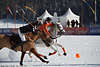 901273_ St. Moritz Duell zu Pferd auf Schnee Foto, Polospiel Maybach - Brioni dynamische Aktionszene in Galopp