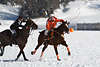 901337_Sankt Moritz snowpolo Spieler Duo dynamisches Pferde-Sprint zum Spielball in Sportfoto