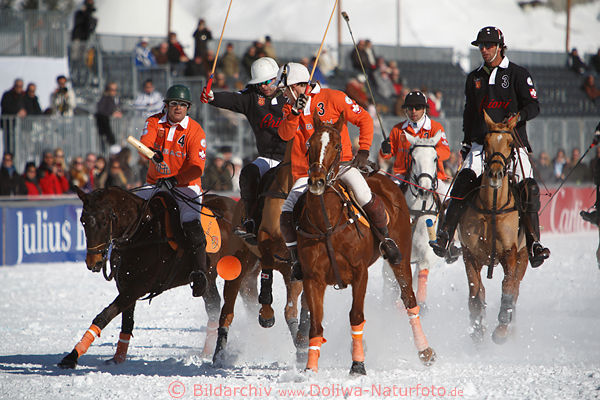 Winterpolo Schneereiter Galopp-Duell um Ball Aktionbild 901301 St.Moritz-Polokampf