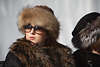 902020_Hbsche Frau hinter Brille in Pelzkreation Foto, St. Moritz Winter Mode charmanten Polobesucherin