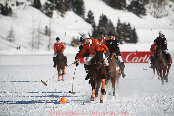 Pablo Jauretche Argentienier in Galopp am Ball in St. Moritz Snow-Polo dynamische Fotografie