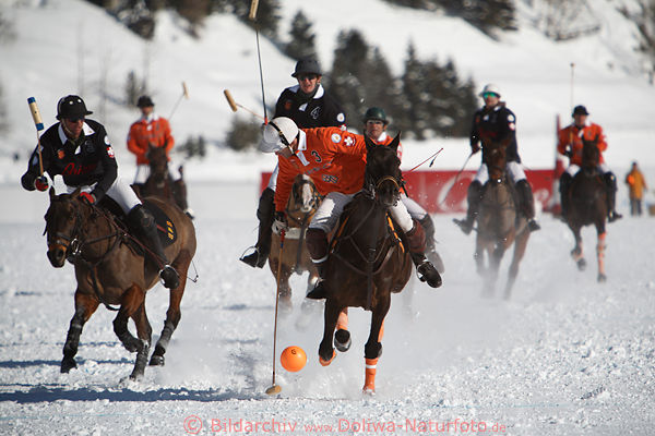 St. Moritz Snow-Polo dynamische Aktionszene Argentienier Pablo Jauretche Fotografie am Ball