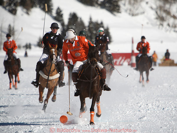 Pablo Jauretche Argentienier in Galopp am Ball in St. Moritz Snow-Polo dynamische Fotografie