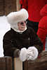 902806_Seniorin auch Polofan, ltere Dame Foto, Omi in Pelz beim St. Moritz Winterpolo in Schneefall dem Polospiel zuschauen & mitfiebern