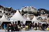 902536_Poloevent Zelte mit Besucher im Sonnenschein auf zugefrorenem St.Moritzersee in Stadtkulisse Bild
