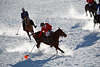 Pferde-Polospieler am Ball im Gegenlicht auf Schnee St.Moritzersee