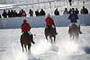 901465_Poloreiter im Schneestaub schnaufende Pferde Fotos auf St. Moritzersee bei Sportkampf um Spielball