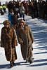 901930_Elegante Damen in schicken Pelzmantel auf Promenade in St. Moritzer Wintersonne spazieren, Paar Polofreunde Foto
