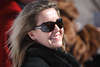 901998_Weibliches Polofan, blonde Frau Freude am Spiel in Sankt Moritz lachend in Sonnenbrille Foto