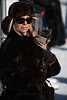 902070_Elegante blonde Dame mit Hund Porträt im dunklen Braunpelz auf St.-Moritz Promenade in Wintersonne